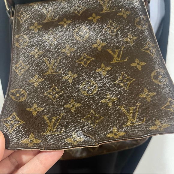 Louis Vuitton - Picture 3 of 5
